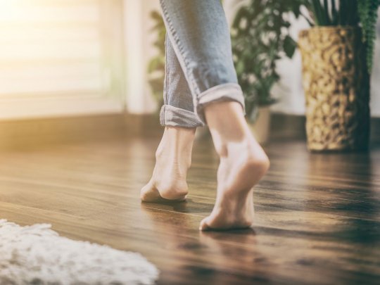 W jaki sposób pielęgnować panele podłogowe w domu?